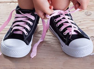 baskets de petite fille avec lacets roses