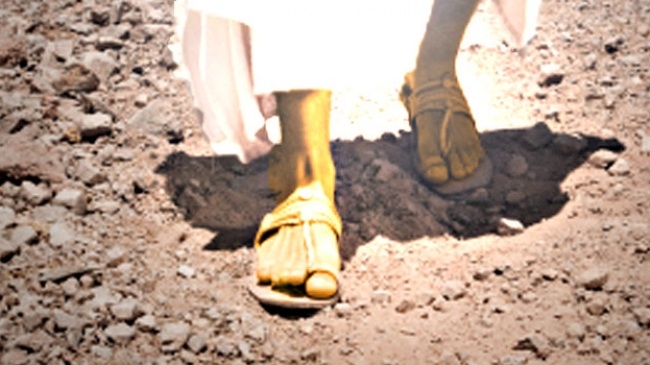 Un personnage marchant dans le désert avec des sandales