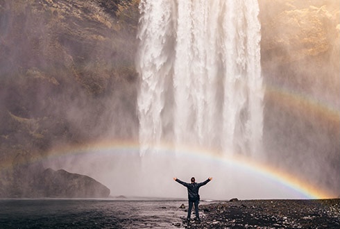 une chute d'eau avec un arc en ciel