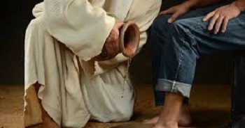 Jésus le Maître lavant les pieds d’un disciple
