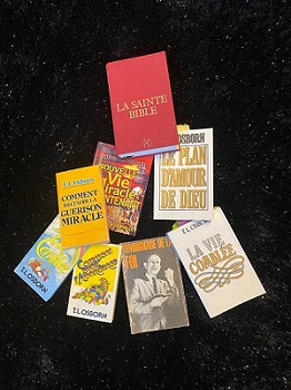 La Bible et plusieurs livres de TL Osborn