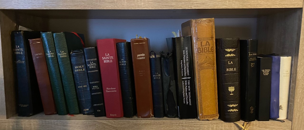 Bibliothèque avec des Bibles