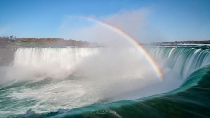 Les chutes du Niagara avec un arc en ciel