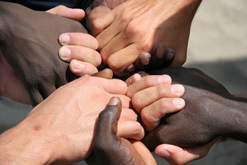 des mains de personnes de toutes les couleurs unie qui se serrent