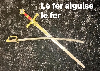 deux épées, l’une rouillée, l’autre brillante