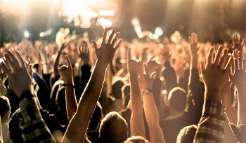La foule louant Dieu les mains levées
