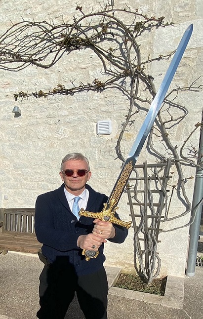Le pasteur Michel Genton avec l'Epée de l'Esprit