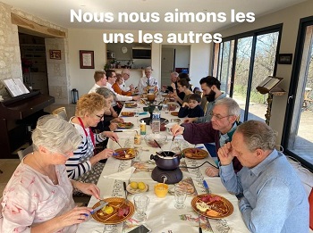 les frères et sœurs qui prennent un repas ensemble
