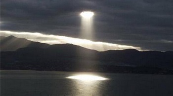 rayon de soleil à travers les nuages
