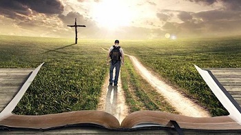 un homme marche sur le chemin que la Bible lui révèle
