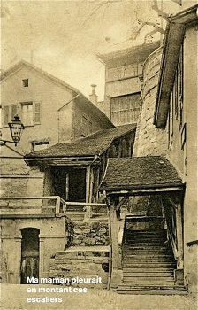 une maison avec des escaliers anciens