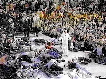 Benny Hill fait tomber les gens et leur foutant des claques
