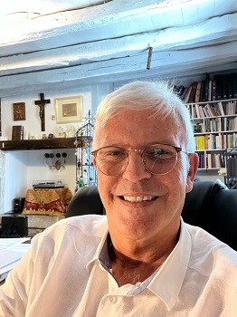 Michel Genton à son bureau