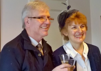 Michel et Michou buvant le Champagne