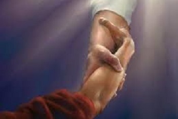 la main de Jésus saisi la main d’une personne