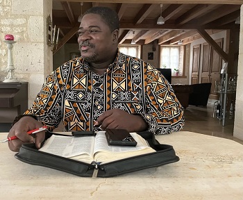 Le Pasteur Maire Nicolas Sawadogo en train de prêcher