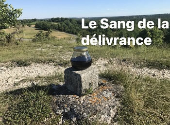 le contenant avec le Symbole du Sang de Jésus sur la colline de la délivrance