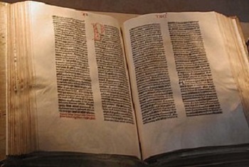 Lecture d'une Bible ouverte ancienne