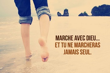 quelqu’un marche sur une plage