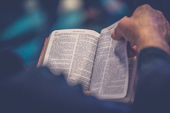 un homme lit la Bible