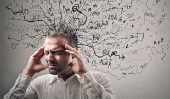 Un homme se prend la tête avec des pensées négatives
