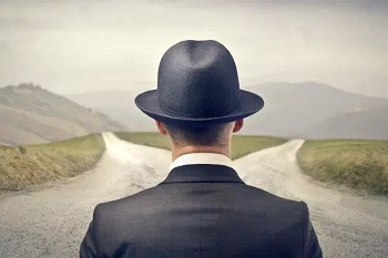 un homme se trouve devant deux chemins. Il doit choisir lequel il va prendre