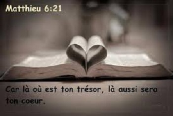 une Bible ouverte et les pages ont la forme d’un cœur