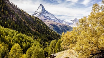 le Cervin vu d’une vallée Valaisanne en Suisse