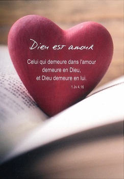 un coeur posé sur une Bible symbolisant l’Amour de Dieu