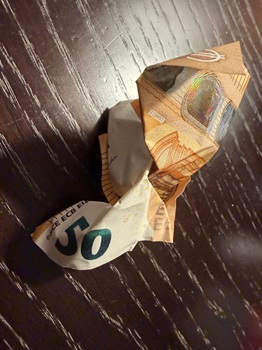 Un billet de 50 euros chiffonné