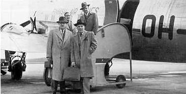 William Branham arrive en Finlande le 14 Avril 1950. William Branham se trouve au dessus des marches.
