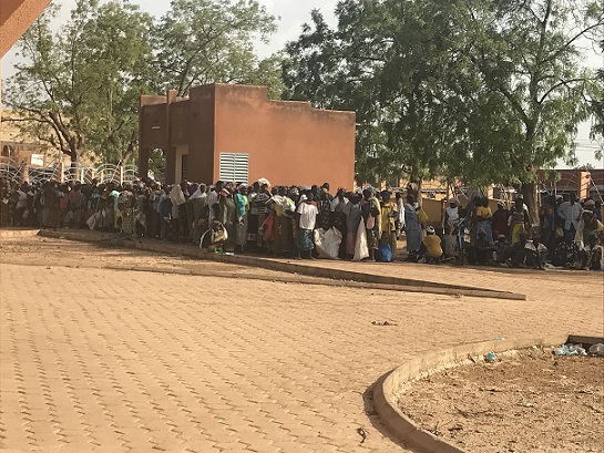 Une foule rassemblée dehors, devant la mairie de boussé (Burkina-Faso)