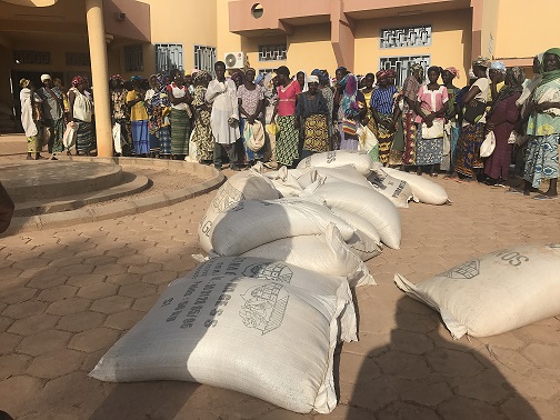 Les sacs de riz et de mils sont sur la place de la mairie de Boussé (Burkina-Faso) avec une foule qui attend la distribution