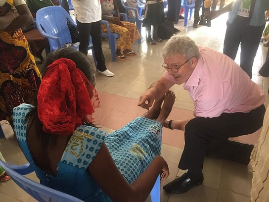 Le Pasteur Michel Genton rallonge une jambe de deux centimètres au Nom de Jésus-Christ à une femme dans une église au Burkina-Faso