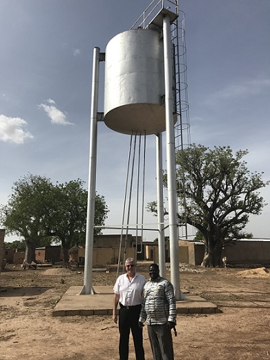 Un château d'eau à boussé (Burkina-Faso financé par l'assoiation C'est faisable. Le Pasteur Michel Genton et Nicolas Sawadogo