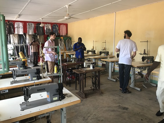 Les machines à coudre dans une des classes de l'école de couture et de coiffure de notre frère Boukary Koidima à Fada (Burkina-Faso)