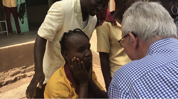 Une jeune fille sourde et muette guérie après que le Pasteur Michel Genton ait prié au Nom de Jésus-Christ dans une classe de l'école de couture et coiffure de notre frère Boukary Koidima à Fada (Burkina-Faso)
