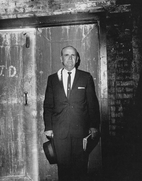 Frére Branham a été photographié à l'arrière de l'église de W.V Grant à Dallas, au Texas, en mars 1964. Remarquez la colonne de Feu sur son épaule droite.