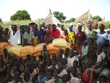 le village de Zan  reçoit les dons de l'association "c'est faisable"